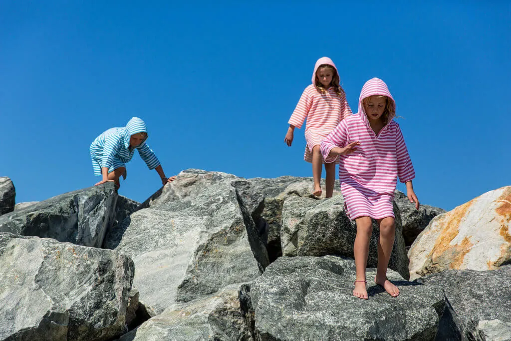 AMALFI Kids Hooded Towel: Hot Pink/White