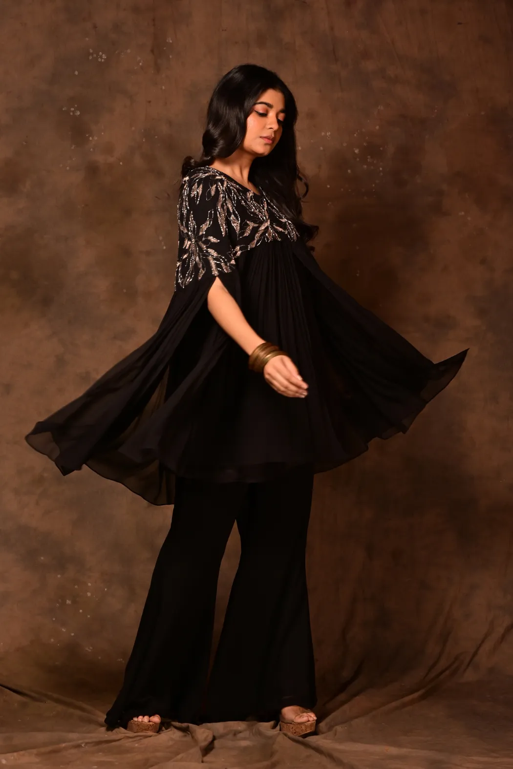 Foliage Gather Black Cape Set