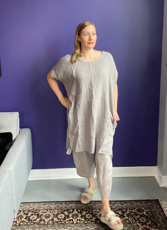 Loose linen pants in taupe by Mes Seours et Moi